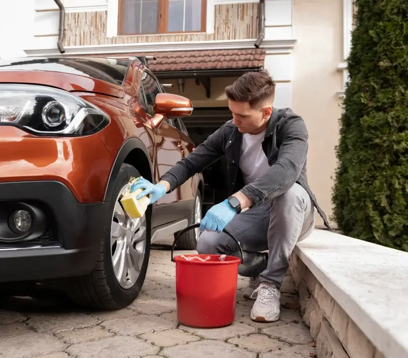Lavage auto à domicile Châteaubriant : professionnel intervenant sur un véhicule